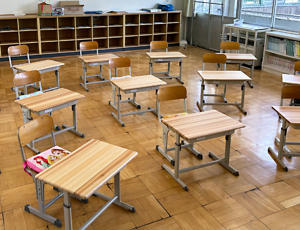 神河町図書施設にて、地元産杉材を使用した本棚を納品